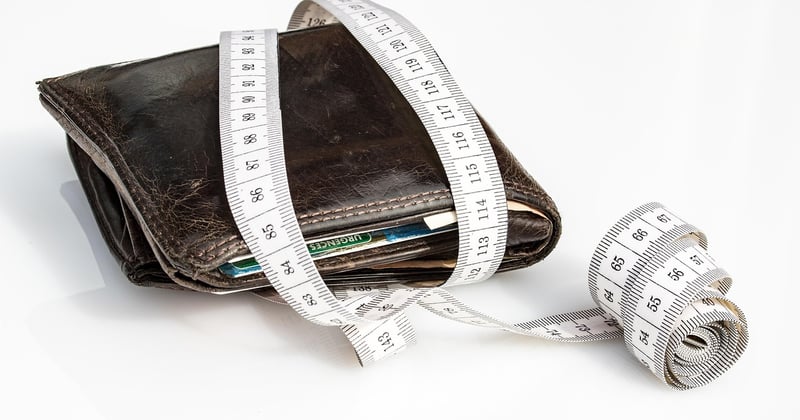 Économiser sur la papeterie de baptême : astuces financières efficaces