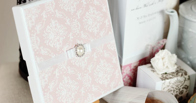 Dress code sur invitation de mariage élégant : nos conseils pour bien le préciser